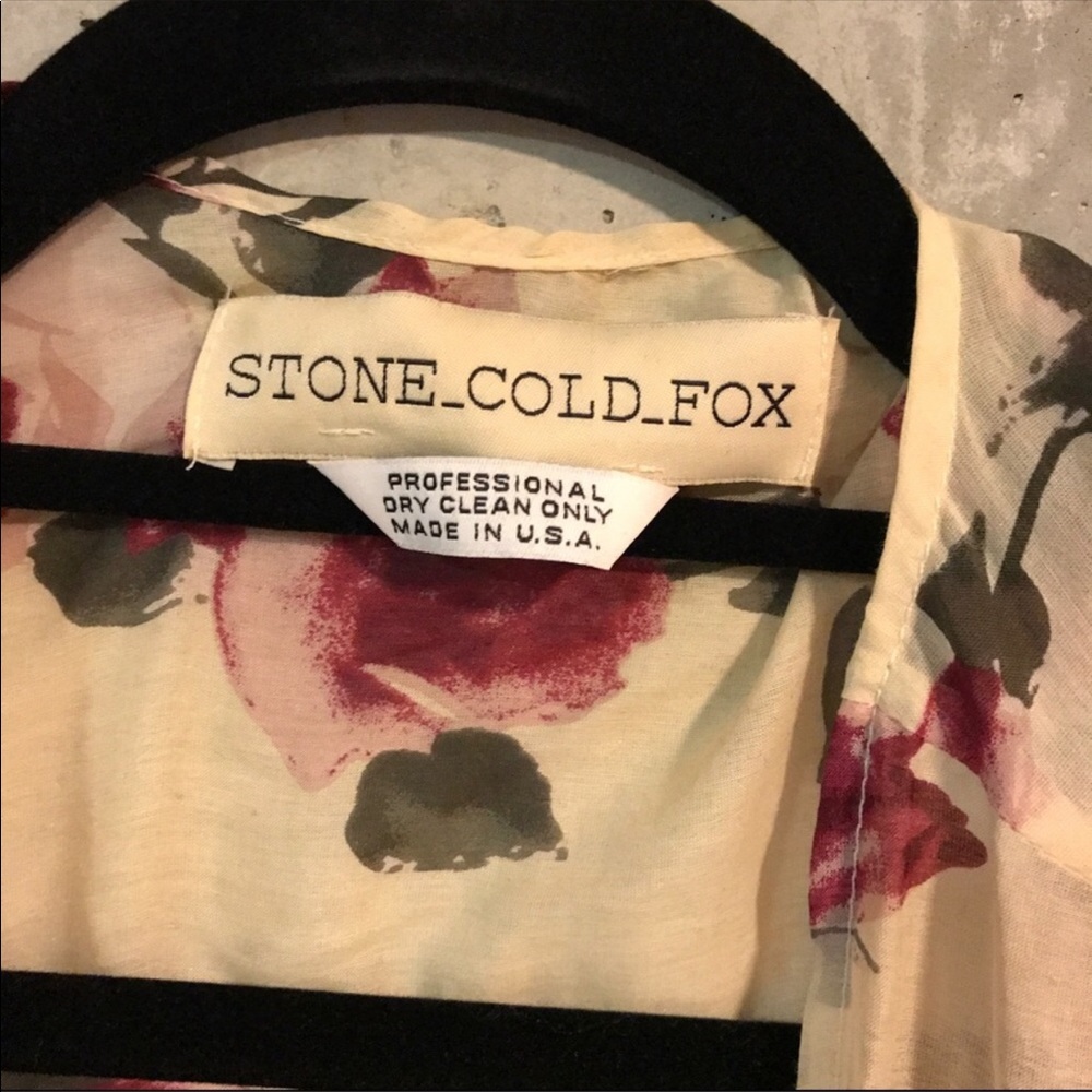 Stone Cold Fox Lace Robe - Picture 3 of 4